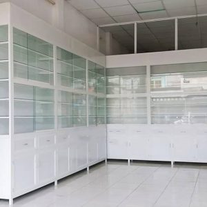 Mẫu tủ nhôm kính màu trắng sứ cửa hàng sang trọng