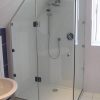 Mẫu vách kính phòng tắm nhỏ được thiết kế đặc biệt