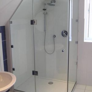 Mẫu vách kính phòng tắm nhỏ được thiết kế đặc biệt