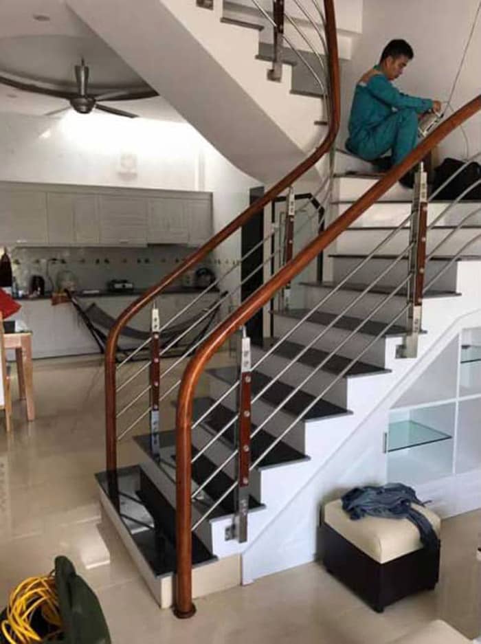 Thi công mẫu cầu thang inox đẹp tay nhựa giả gỗ sang trọng