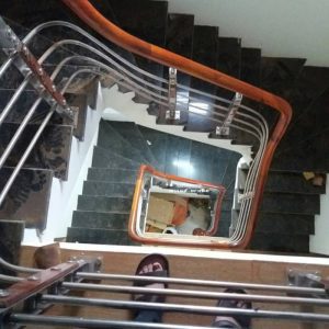 Thi công cầu thang inox tay gỗ nhựa hình chữ U đẹp