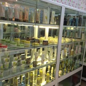 Tủ bán hàng bằng nhôm bày biện sản phẩm rất đẹp