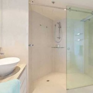 Mẫu vách tắm kính đứng cánh đẩy trượt lùa 2 tấm