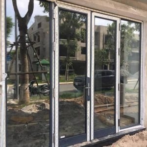 Cửa đi 2 cánh mở quay nhôm wisdom kết hợp vách cố định 2 bên