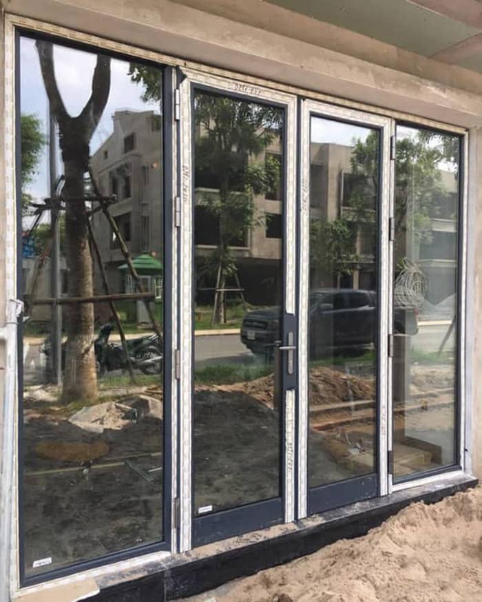 Cửa đi 2 cánh mở quay nhôm wisdom kết hợp vách cố định 2 bên