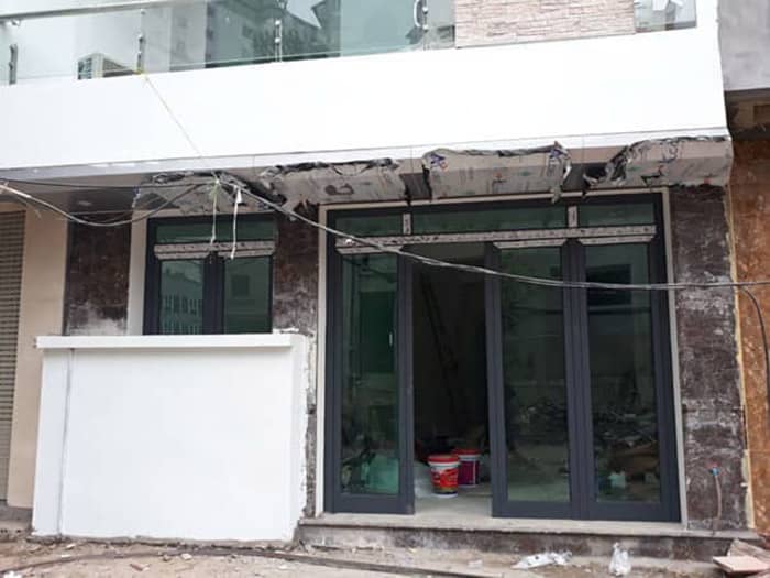 Cửa đi mở quay 2 cánh va 4 cánh mặt tiền đẹp