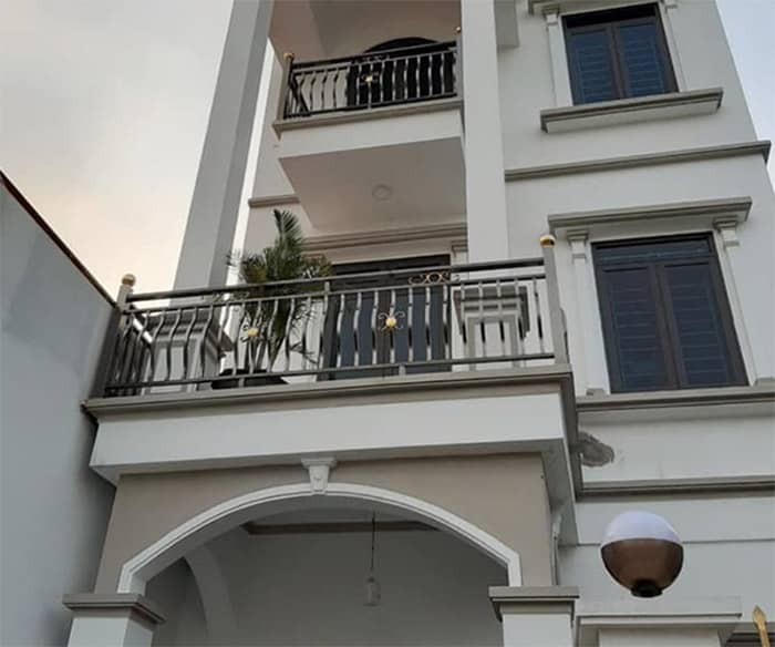 Lan can inox hoa van si ma mau den dep an tuong