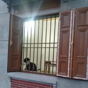 Lắp đặt mẫu khung bảo vệ cửa sổ bằng nhôm màu vân gỗ đẹp hiện đại