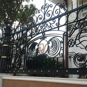 Mẫu hàng rào sắt mỹ thuật lắp đèn hiện đại