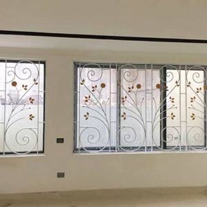 Mẫu hoa sắt cửa sổ uốn lượn hoa lá mềm mại đẹp