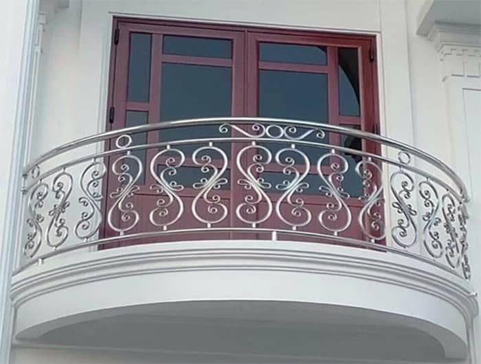 Mẫu lan can inox hoa văn màu trắng đẹp ấn tượng đẳng cấp
