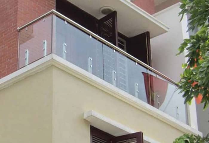 Mẫu lan can ban công inox kết hợp kính sang trọng