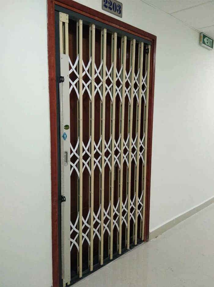 Làm cửa sắt đóng mở xếp gọn giúp lối lưu thông rộng rãi hơn