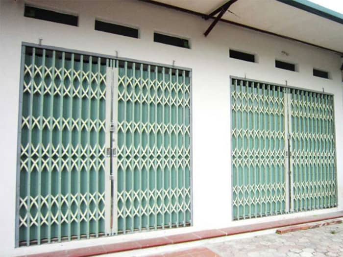 Làm cửa xếp đẹp có lá gió cho dãy kiot chợ