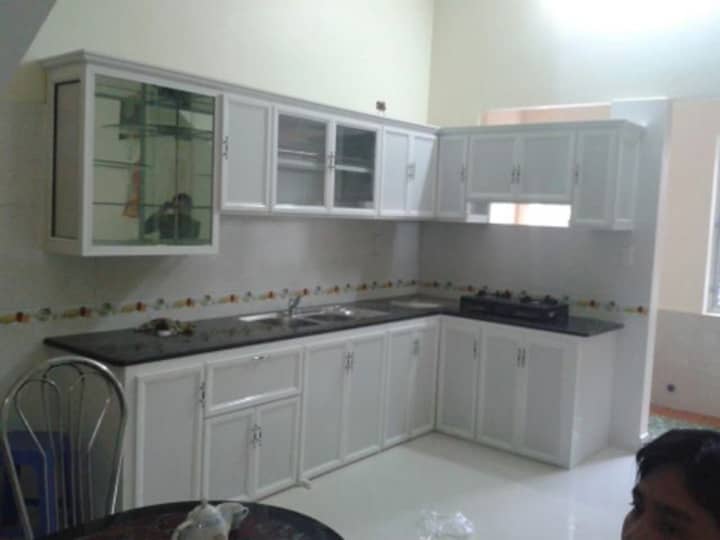 Mẫu tủ bếp treo tường nhôm thường giá rẻ tại Thế giới cửa vip