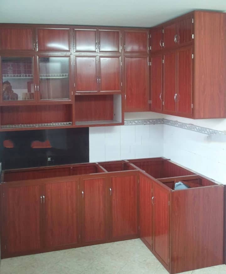 Khách hàng tại hà nội sử dụng mẫu tủ bếp treo tường nhôm kính màu gỗ của Thgioicuavip