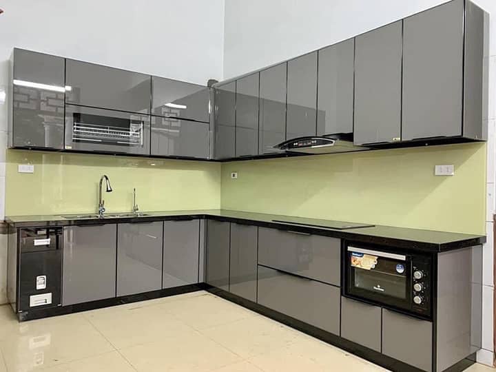 Tủ nhôm treo tường đẹp cánh kính xám hiện đại