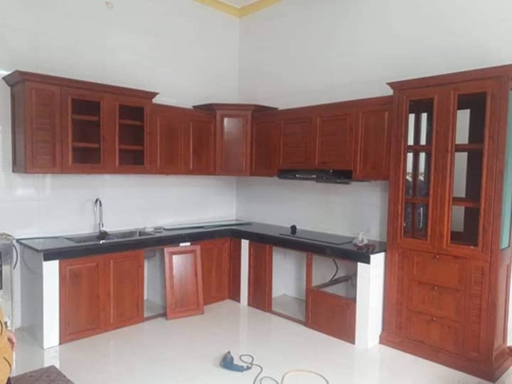 Tủ bát nhôm kính treo tường màu gỗ phong cách cổ điển