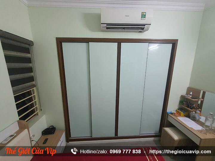 Tủ quần áo âm tường nhôm kính