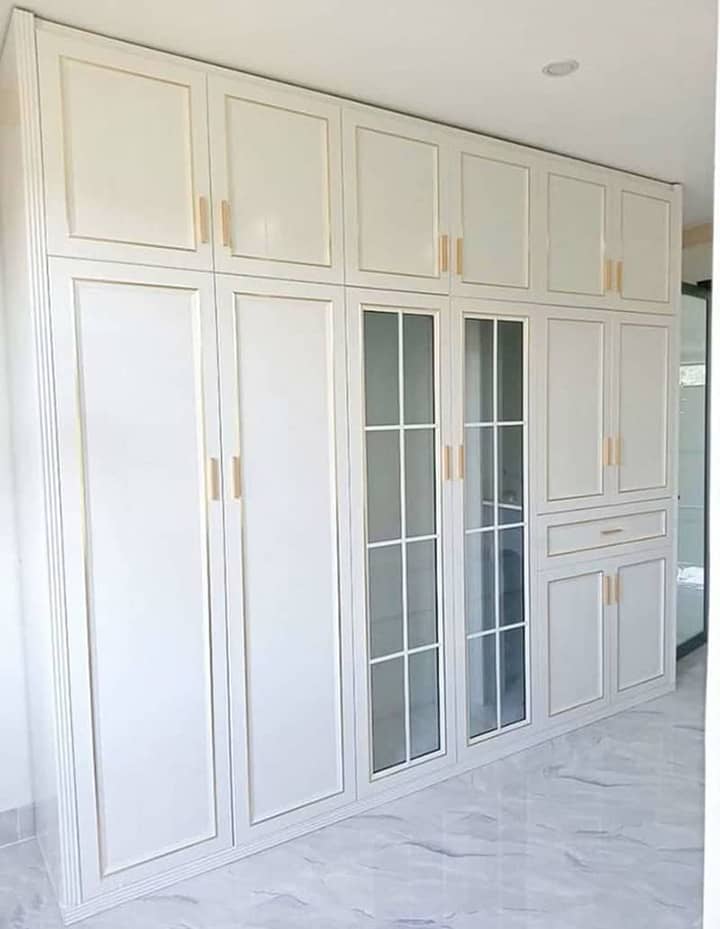 Có nên làm tủ quần áo kịch trần không?