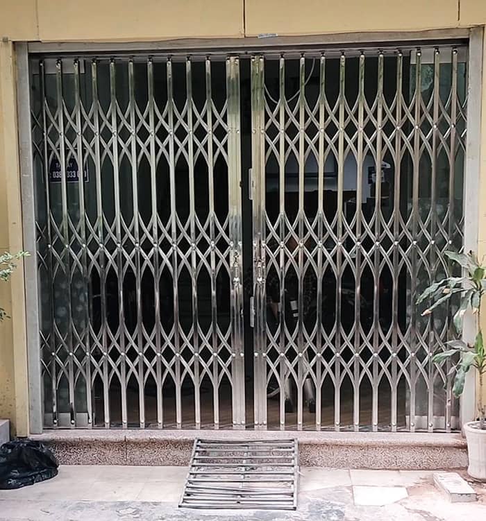 Làm cửa kéo inox 2 cánh có khóa từ văn phòng công ty