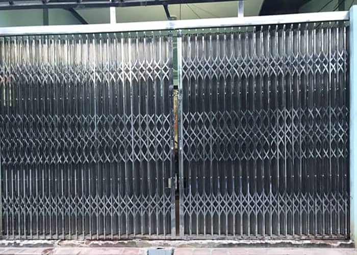 Lắp đạt cửa xếp có lá inox nhà xưởng sản xuất gỗ