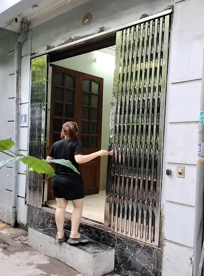 Làm cửa xếp inox ray treo của giúp cánh đóng mở nhẹ nhàng