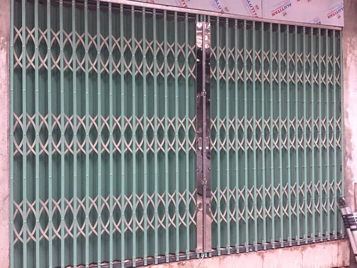 Sử dụng cửa xếp sắt lá tôn có ốp đầu inox siêu bền