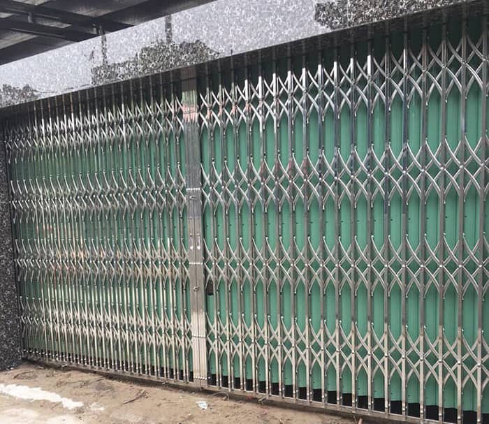 Lắp đặt cửa xếp inox có lá gió 304 mặt tiền nhà hà nội