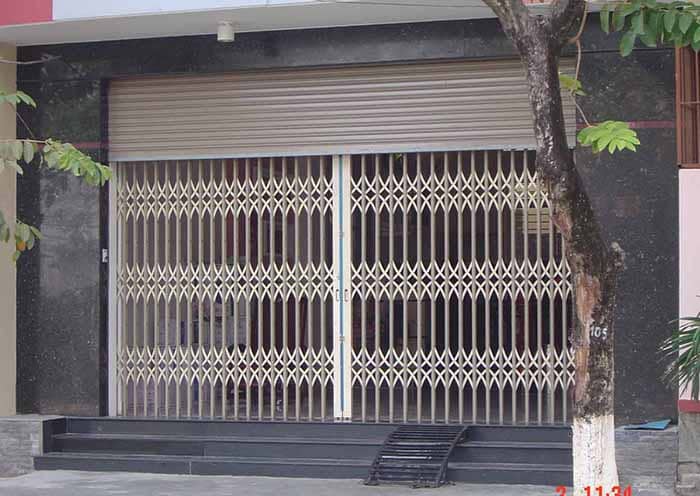 Làm cửa kéo không lá nhà mặt phố thoáng đẹp