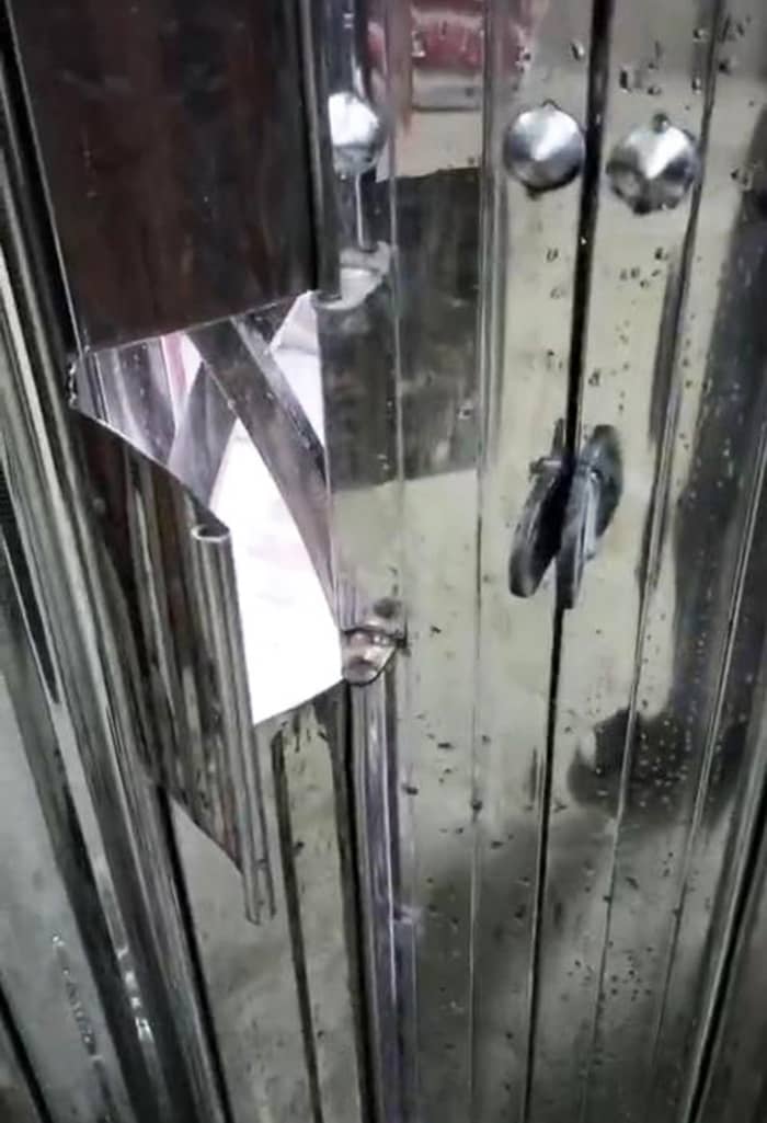 Lắp khóa đóng mở tiện dụng của cửa inox