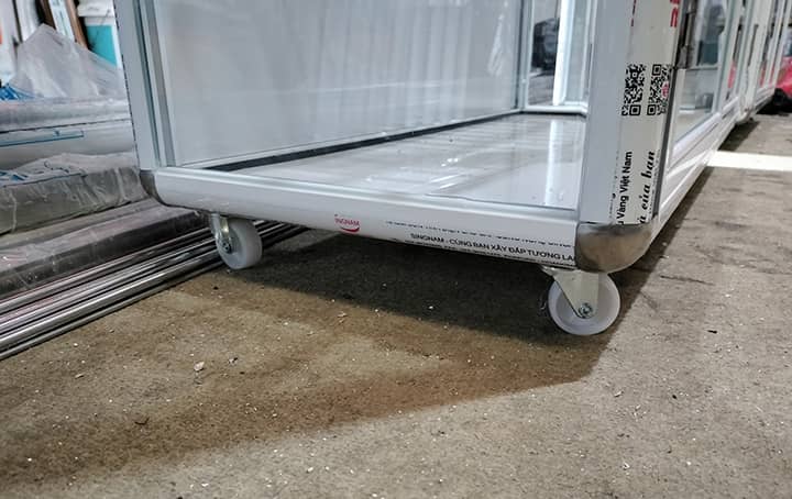 Bánh xe di chuyển của tủ nhôm kính đựng chén bát
