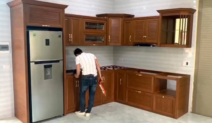 Tủ bép treo Omega có ngăn để tủ lạnh tiện dụng