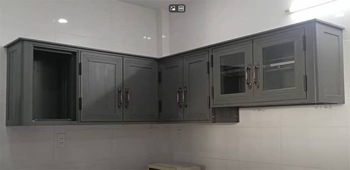 Tủ bếp bằng nhôm xingfa dạng chữ L sang trọng