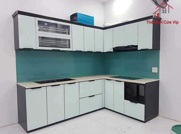 Mẫu tủ nhôm kính cường lực để chén bát cao cấp cho nhà bếp hiện đại