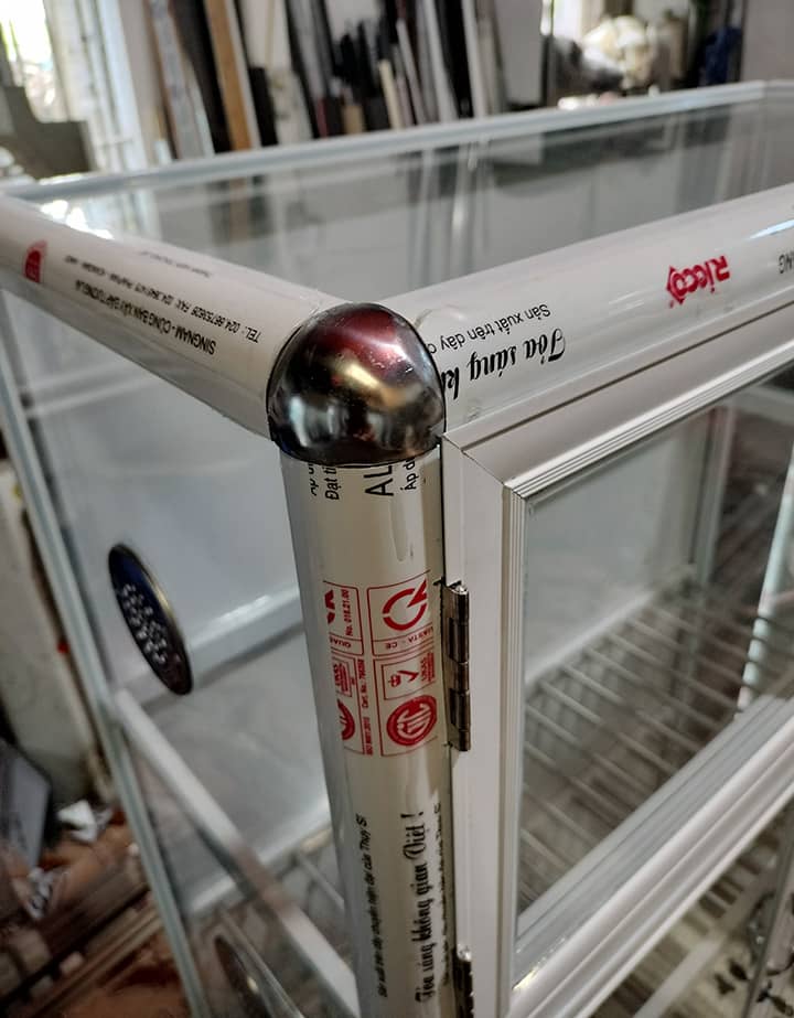 Phụ kiện bắt tủ chén bát nhôm bằng inox của Thế giới cửa vip