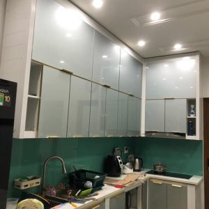 Mẫu tủ bếp nhôm omega hệ cánh kính sang trọng