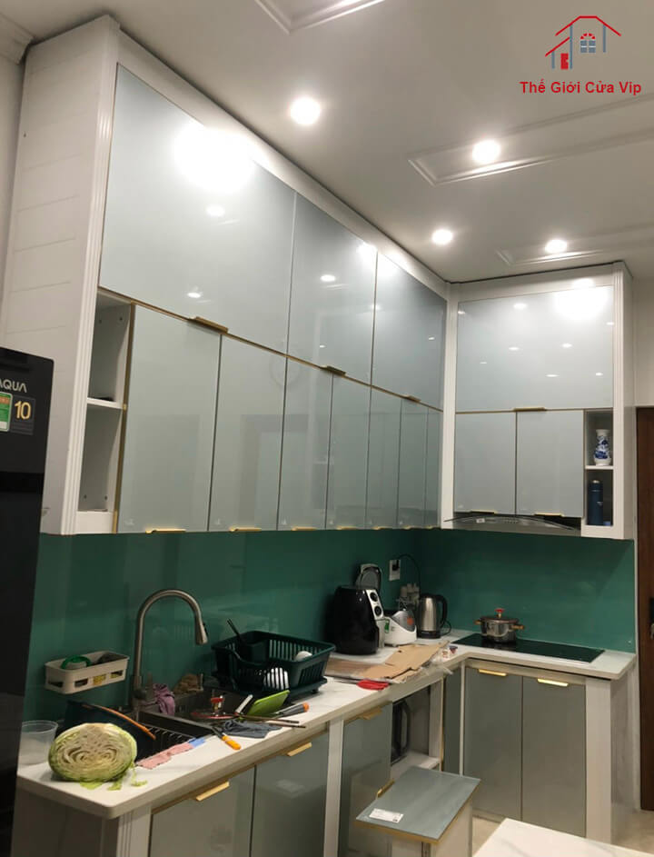 Mẫu tủ bếp nhôm omega hệ cánh kính sang trọng