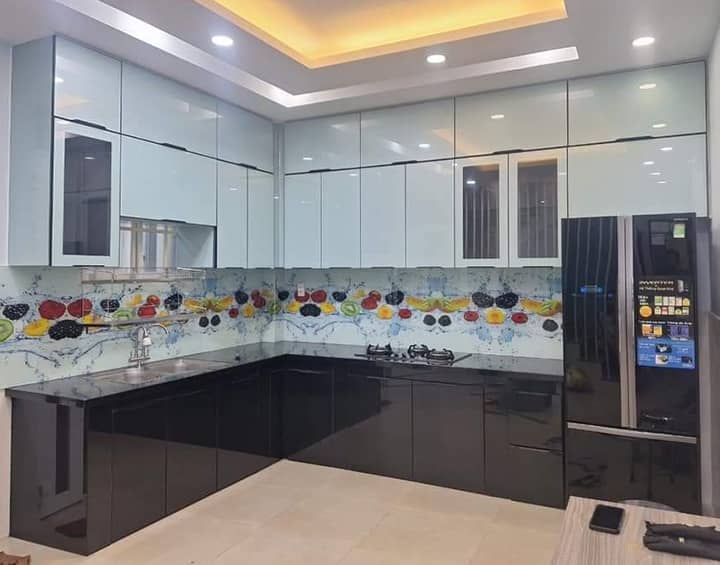Khách hàng hà nội lựa chọn mẫu tủ nhôm trắng bếp kịch trần