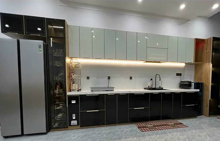 Tủ bếp nhôm trắng sứ kết hợp kính sữa mờ đẹp huyền ảo