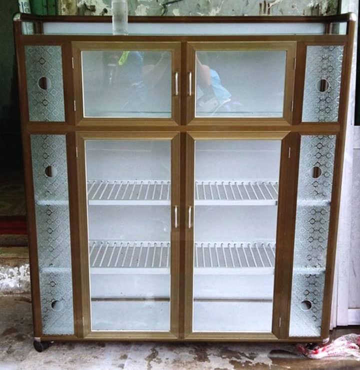 Giá tủ nhôm kính đựng bát đĩa đẹp có vách cố định 2 bên