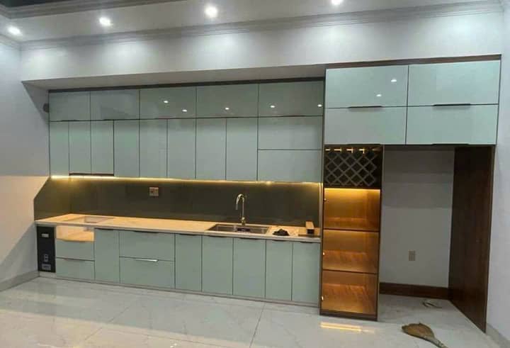 Sử dụng tủ nhôm bếp trắng sữa tạo cảm giác rộng rãi hơn cho căn bếp